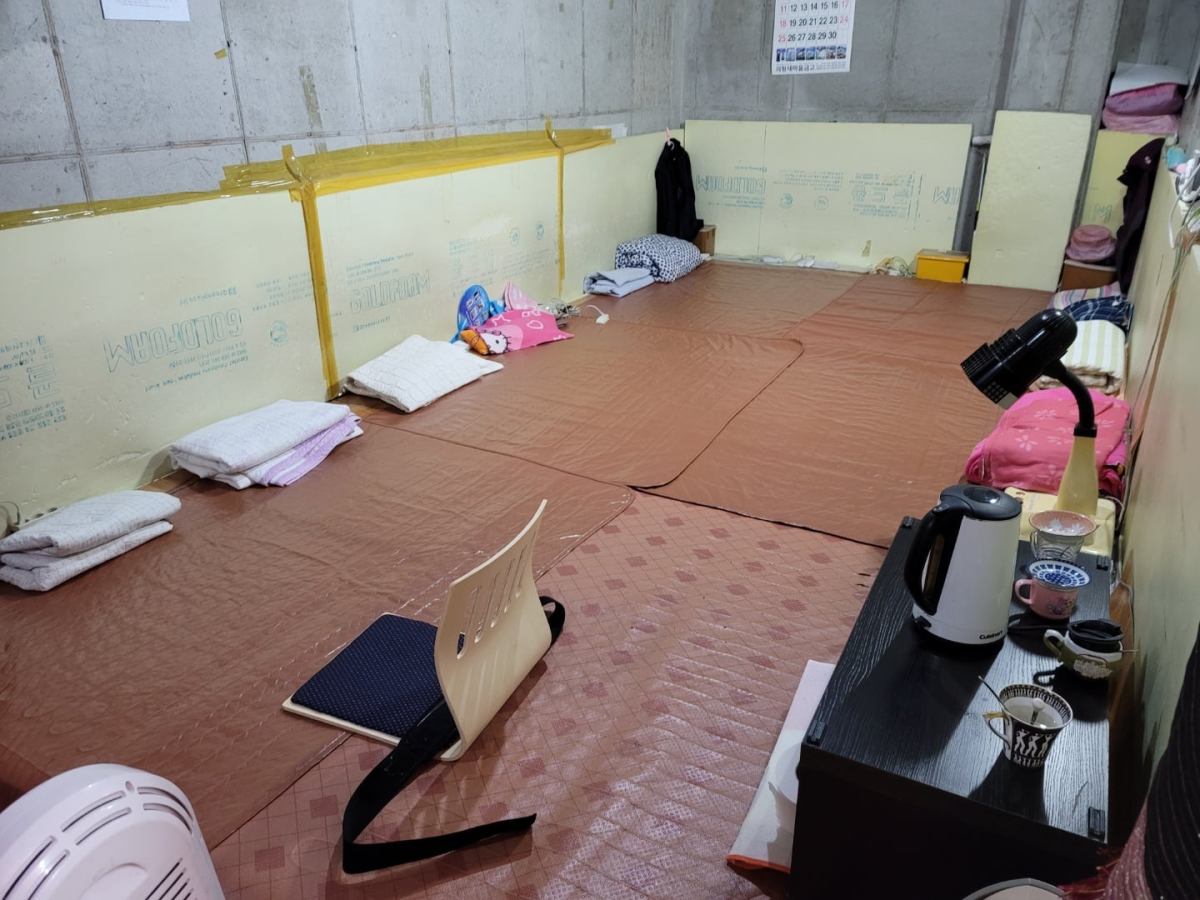 지하주차장에 누워있는 사람들